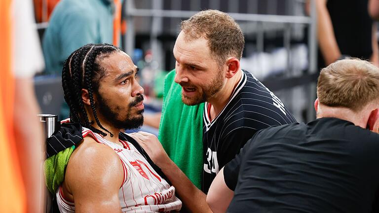 Felix Hoffmann (rechts), Kapitän der Würzburg Baskets, beruhigt den enttäuschten Otis Livingston II, während der letzten Minuten des Spiels in Ulm.