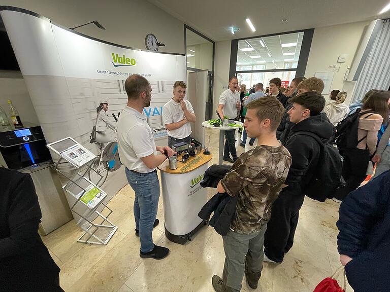 Das Unternehmen Valeo in Ebern war mit einem Stand vertreten und informierte über die Perspektiven im Betrieb. Das Unternehmen Valeo in Ebern war mit einem Stand vertreten und informierte über die Perspektiven im Betrieb.