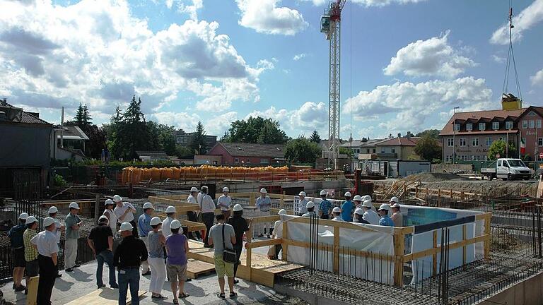 Jetzt noch sichtbar, später verschwunden: Das Fundament stellt stets eine Herausforderung an den Ingenieur dar. An der Stadthalle herrschten besondere Bedingungen, überzeugten sich die Teilnehmer einer Exkursion der bayerischen Ingenieurskammer-Bau.