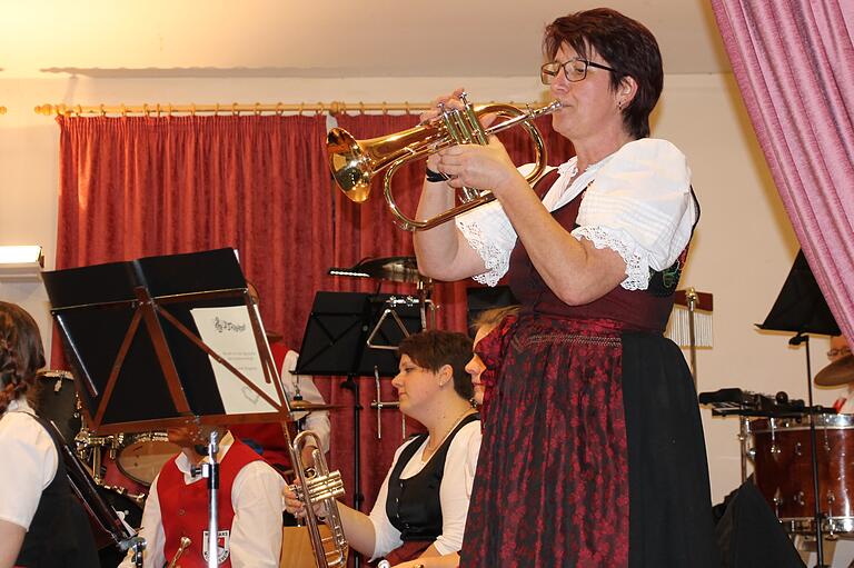 Mehrere Solisten zeigten ihr Können beim Konzert des Musikvereins Willmars. In der Blasmusik-Pop-Ballade „My Dream“ für Solo-Flügelhorn glänzte Tonja Müller mit hervorragenden Solopassagen.