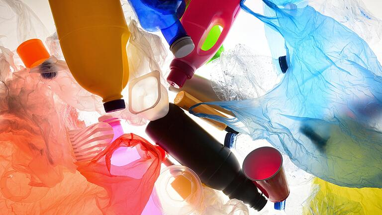 Zahlreiche Alltagsprodukte sind noch immer in Plastik verpackt - und sorgen für ein hohes Müllaufkommen in den Haushalten. Doch für vieles gibt es mittlerweile Alternativen.