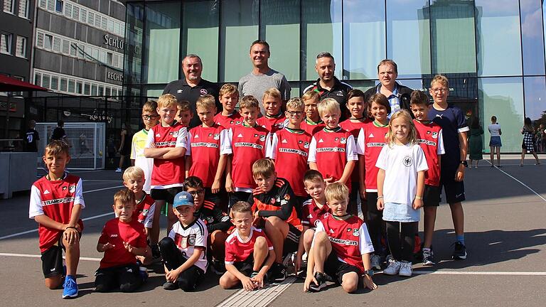 Auf dem Foto die Mannschaft mit dem Trainer.