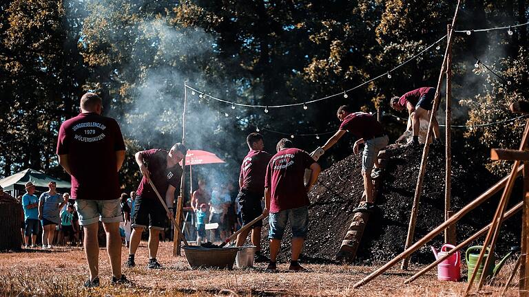 Ab kommenden Samstag, 29. Juli, findet auf dem Jugendzeltplatz Wülfershausen (Landkreis Schweinfurt) wieder eine Woche lang das mittlerweile zwölfte Kohlenmeilerfest statt. Ausgerichtet wird die Veranstaltung vom örtlichen Junggesellenclub. Dann herrscht wieder sieben Tage Festbetrieb bei freiem Eintritt.