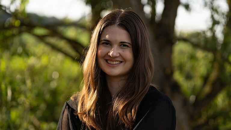 Vanessa Kreß aus Heugrumbach bei Arnstein studiert im dritten Semester Medienmanagement an der THWS. Durch ihr Leben in einer ruhigen Siedlung in Arnstein wird sie nicht mit den Schwierigkeiten des Stadtlebens konfrontiert.