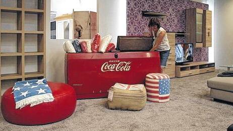 Reminiszenz an die Vergangenheit: Bei der Spitzhüttl Home Company Viva hat man bisweilen moderne Möbel mit nostalgischem Präsentationsumfeld verknüpft. Reminiszenz an die Vergangenheit: Bei der Spitzhüttl Home Company Viva hat man bisweilen moderne Möbel mit nostalgischem Präsentationsumfeld verknüpft.