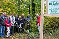 Zum zehnjährigen Bestehen des Aboretums im Balleswäldchen Arnstein pflanzte Bürgermeisterin Anna Stolz mithilfe der Arnsteiner Stadträte eine Mehlbeere. Im Bild von links: Stadtrat Martin Fischer, Altbürgermeister Roland Metz, Waltraud Julke, Stadträte Bernd Röll und Uwe Rexter, Bürgermeisterin Anna Stolz, Ideengeber und Stadtrat Frank Julke, Revierförster Christoph Hamann sowie Stadtrat Josef Grodel.