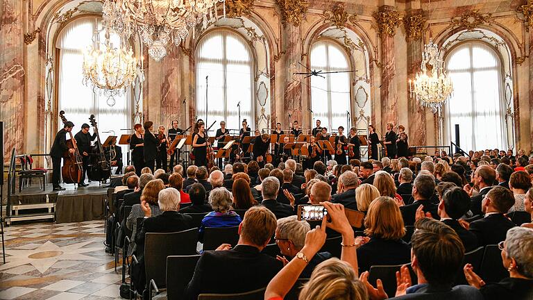 Das Freiburger Barockorchester und Julian Prégardien beim Eröffnungskonzert des Mozartfests 2019 im Kaisersaal der Würzburger Residenz.