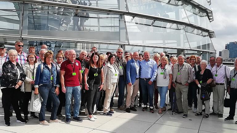 Die Besuchergruppe an der Kuppel des Reichtages.