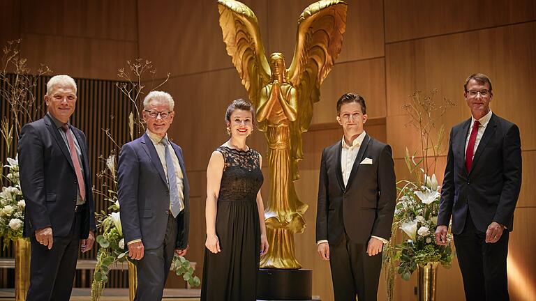 Die Preisträger des Liederabends, Marie Hänsel und Dániel Foki (Mitte), umrahmt von (von links) Ludwig Brunner, Geschäftsstellenleiter SV Team Brunner GmbH, Manfred Wittenstein, Aufsichtsratsvorsitzender der Wittenstein SE und Peter Vogel, Vorstandsvorsitzender Sparkasse Tauberfranken.