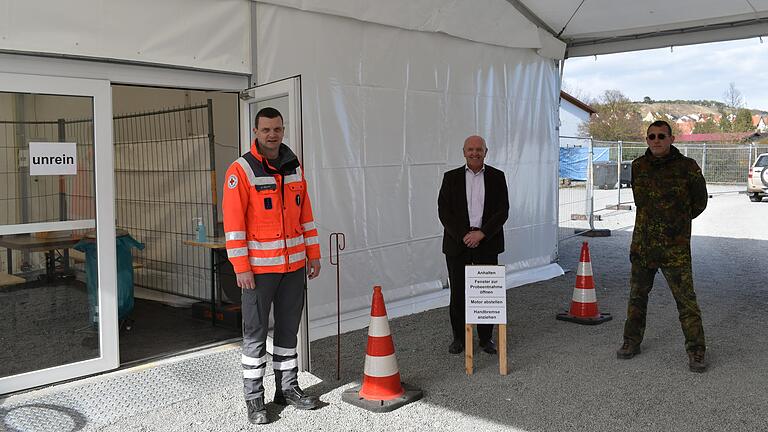 Ende März klären (von links) Alexander Klamt vom BRK, Landrat Thomas Habermann und Christian Moritz von der Bundeswehr über den Ablauf an der frisch eingerichteten Corona-Teststation in Heustreu auf.