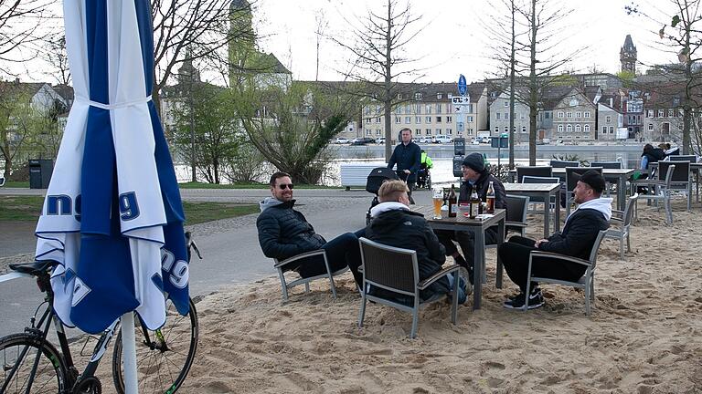 Der Stadtstrand am Etwashäuser Mainufer bietet Blick auf die Kitzinger Kulisse und Strandgefühl. Der Stadtstrand am Etwashäuser Mainufer bietet Blick auf die Kitzinger Kulisse und Strandgefühl.