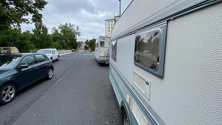 Das Parkverbot für Wohnmobile und Wohnwägen am Hochfeld führt dazu, dass diese nun oft in der Harald-Hamberg-Straße nach der Brücke abgestellt wurden. Im Stadtteil Steinberg gibt es eine solche Regelung nicht.