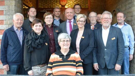 Die gesamte Sander CSU-Vorstandschaft (von links): Kassier Berthold Klauer, Johannes Kümmerl, Stephanie Böllner, stellvertretende Vorsitzende Ute Lutz, Thomas Kluczniak, Doris Kümmel,  Bezirksrat Thomas Habermann, Julian Müller, stellvertretende Vorsitzende Andrea Rippstein,  Clemens Scheuring, Schriftführer Frank Mahr, Vorsitzender Gerhard Zösch und Bernhard Ackermann. Es fehlen Robert Wagner und Bernhard Mahr.