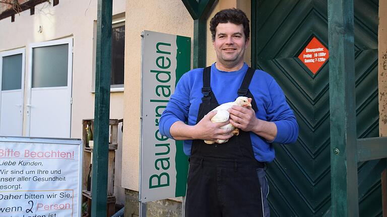 Landwirt Clemens Schmittfull vermarktet seine Masthähnchen über seine Hofmetzgerei mit Bauernladen in Egenhausen.