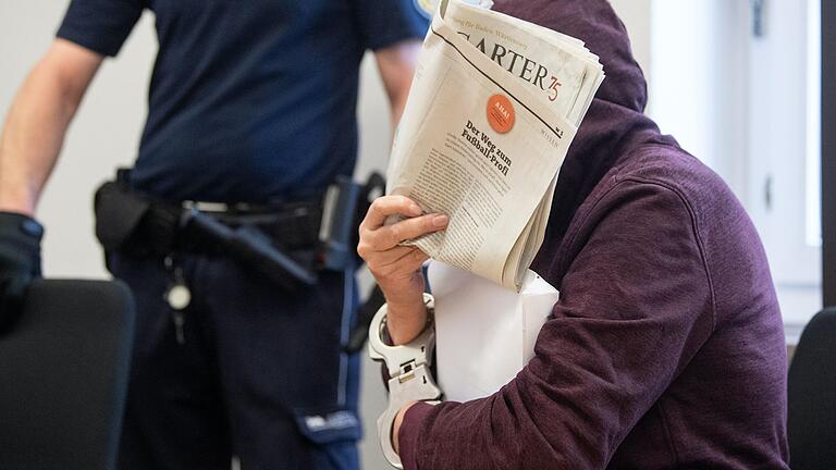 Seit Herbst wurde am Landgericht Stuttgart der gewaltsame Tod einer 35-Jährigen im Jahr 1995 verhandelt. Das Bild zeigt den 71-jährigen Angeklagten zu Prozessbeginn im Gerichtssaal.&nbsp;