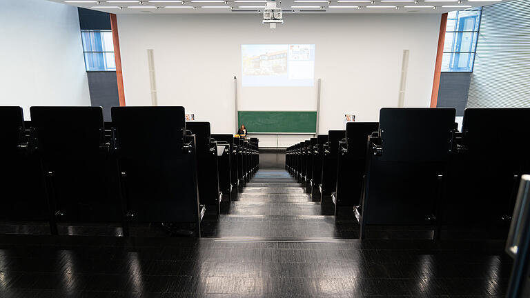 Der Hauptvortag des Tags der Allgemeinmedizin 2022 findet im Hörsaal des Rudolf-Virchow-Zentrums auf dem Klinikums-Campus an der Josef-Schneider-Straße statt.