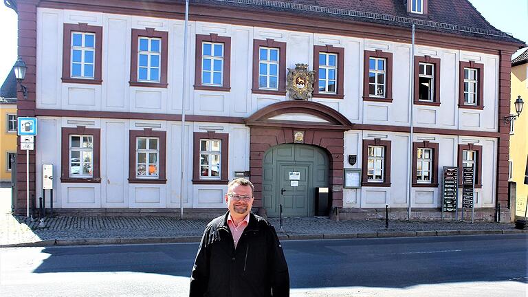 Werner Knaier, ehemaliger Bürgermeister von Wiesentheid, will 2026 zurück ins Rathaus. Werner Knaier, ehemaliger Bürgermeister von Wiesentheid, will 2026 zurück ins Rathaus.