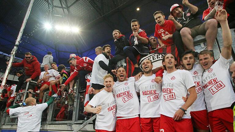 Schneller triumph: Bereits nach zwei Jahren unter Profibedingungen feierten die Würzburger Kickers mit ihren Fans in Duisburg den Aufstieg in die 2. Bundesliga. Schneller triumph: Bereits nach zwei Jahren unter Profibedingungen feierten die Würzburger Kickers mit ihren Fans in Duisburg den Aufstieg in die 2. Bundesliga.