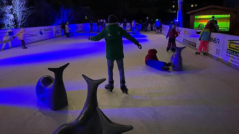 Spaß für Groß und Klein bietet die Eislaufbahn in Uffenheim. Spaß für Groß und Klein bietet die Eislaufbahn in Uffenheim.
