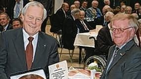Der Kreistag Main-Spessart würdigt Greins Verdienste mit der Verleihung des Ehrentellers, überreicht von Stellvertreter Roland Metz.