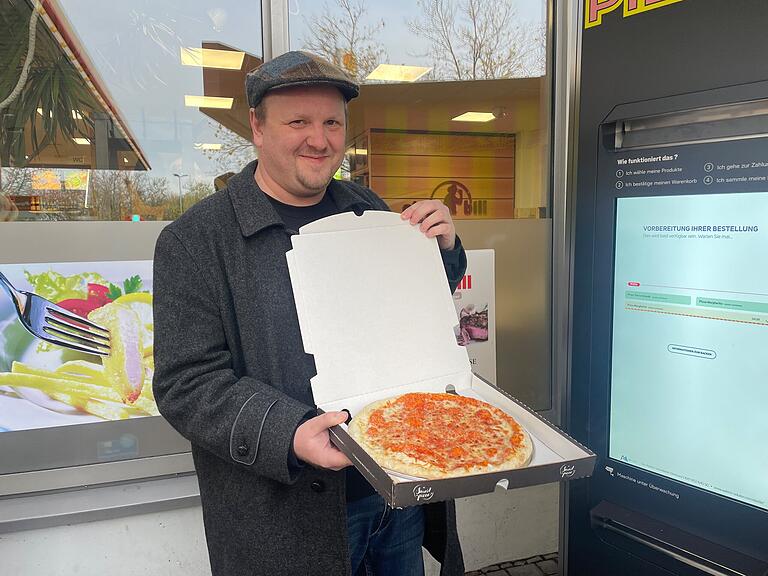 Die Pizza sieht gut aus und riecht lecker. Die Pizza sieht gut aus und riecht lecker.