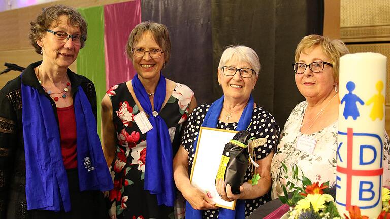 Das Gesicht des Wiesentheider Frauenbundes Helga Ruppert (Zweite von rechts) wurde beim Jubiläumsabend zum Ehrenmitglied ernannt. Mit auf dem Bild (von links) KDFB-Diözesanvorsitzende Edith Werner, die Vorsitzende des Wiesentheider Frauenbundes Rita Geyer-Schneider und ihre Stellvertreterin Johanna Thüncher.