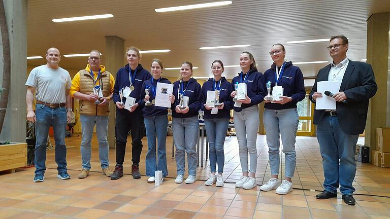 Im Bild: Stefan Selbach (RS Zwiesel), Ralf Bötsch (RS Mellrichstadt), Schulsanitätsdienstteam der Realschule Mellrichstadt, Michael Gerling (Fachmitarbeiter für Erste Hilfe an bayerischen Realschulen). Im Bild: Stefan Selbach (RS Zwiesel), Ralf Bötsch (RS Mellrichstadt), Schulsanitätsdienstteam der Realschule Mellrichstadt, Michael Gerling (Fachmitarbeiter für Erste Hilfe an bayerischen Realschulen).
