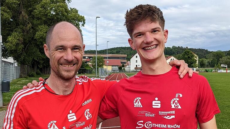 Stolzer Trainer, glücklicher Athlet: Marcus Enders mit seinem Schützling Lennart Rössler (SC Ostheim). Stolzer Trainer, glücklicher Athlet: Marcus Enders mit seinem Schützling Lennart Rössler (SC Ostheim).