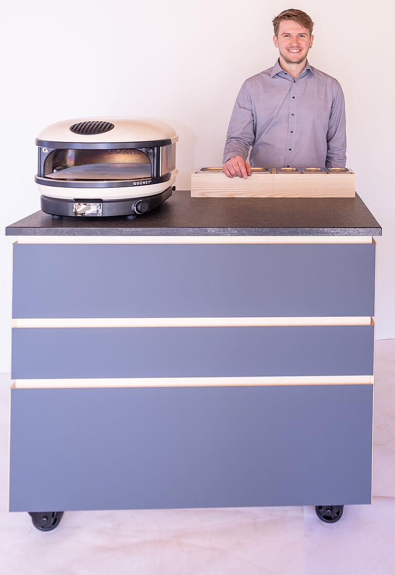 Louis Vogel aus Mömlingen mit seiner mobilen Pizzaküche. Louis Vogel aus Mömlingen mit seiner mobilen Pizzaküche.