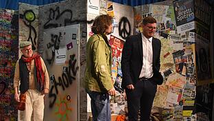 Gestrandet am trostlosen Bad Kissinger Bahnhof: Die Lacher sind der Burkardrother Theatergruppe sicher.       -  Gestrandet am trostlosen Bad Kissinger Bahnhof: Die Lacher sind der Burkardrother Theatergruppe sicher.