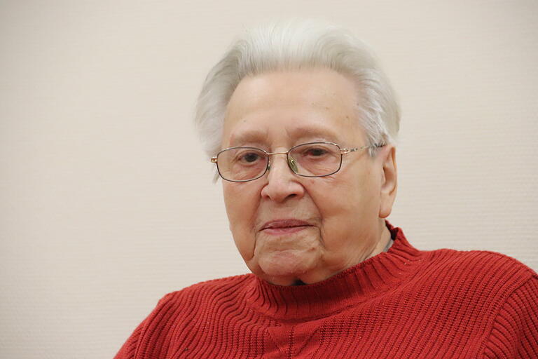 Die 95-jährige Luise Werner berichtet von Fliegern, die mit Rauchwolken den Himmel absteckten. "Da wusste man, dass jetzt Kitzingen dran ist", sagt sie bewegt. Die 95-jährige Luise Werner berichtet von Fliegern, die mit Rauchwolken den Himmel absteckten. "Da wusste man, dass jetzt Kitzingen dran ist", sagt sie bewegt.