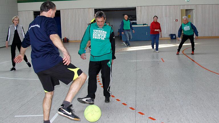 Ein erstes Zusammenkommen gab es für das neue Angebot Walking Football (Geh-Fußball) beim Sportverein DJK Unterspiesheim.