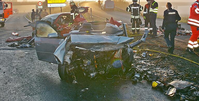 Die Ursache für den schweren Verkehrsunfall am 1. September 2021 an der Auffahrt zur A 71 bei Bad Neustadt war lange nicht geklärt. Vor Gericht erläuterte jetzt eine Gutachterin ihre Erkenntnisse. Die Ursache für den schweren Verkehrsunfall am 1. September 2021 an der Auffahrt zur A 71 bei Bad Neustadt war lange nicht geklärt. Vor Gericht erläuterte jetzt eine Gutachterin ihre Erkenntnisse.
