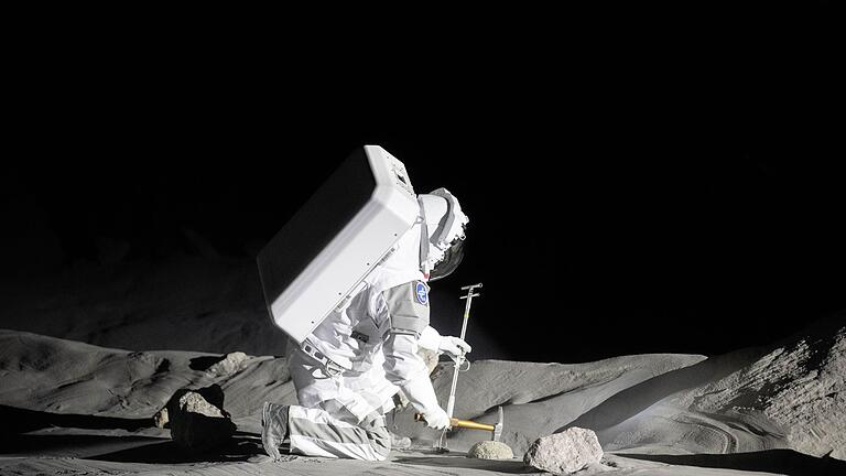 Mond-Trainingsanlage in Köln eröffnet - Ein Mensch simuliert eine Trainingseinheit in der neuen Luna-Halle. Mond-Trainingsanlage in Köln eröffnet - Ein Mensch simuliert eine Trainingseinheit in der neuen Luna-Halle.
