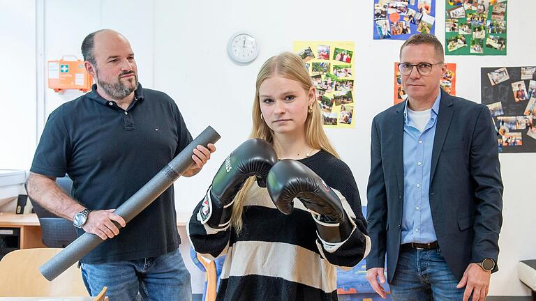 Die Mittelschule Gerolzhofen hat ein Anti-Mobbing-Konzept entwickelt. Schulleiter André Krauß (von rechts), Schülerin Nelly Mauer und Beratungslehrer Steffen Braum sagen: 'Wir wollen mehr präventiv arbeiten und nicht nur reaktiv.'