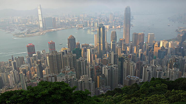 Hong Kong – Skyline       -  Hong Kong – Die prächtigste Skyline der Welt mit insgesamt noch viel mehr Hochhäusern als New York.