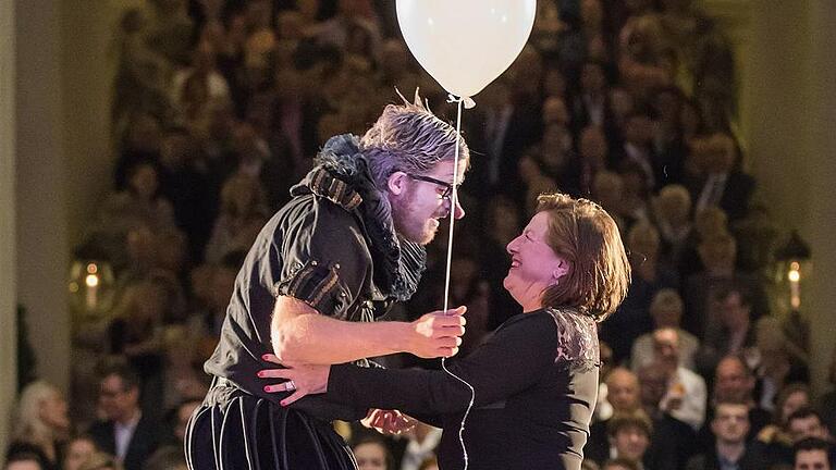 Residenznacht: Zweimal volles Prunkhaus       -  Jongleur Matthias Romir im Vestibül.