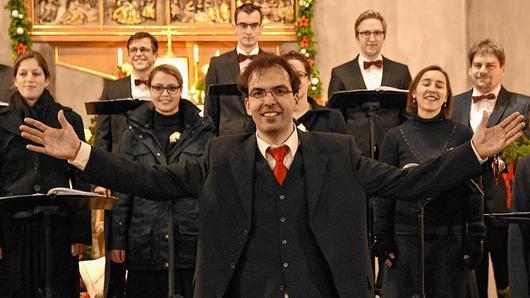 Professor Matthias Beckert (im Bild), Leiter des Vokalensembles &bdquo;Cantabile Regensburg&ldquo;, freute sich nach seinem Neujahrskonzert in der Stadtpfarrkirche in Haßfurt zusammen mit seinen Sängerinnen und Sängern über den frenetischen Beifall der Zuhörer.