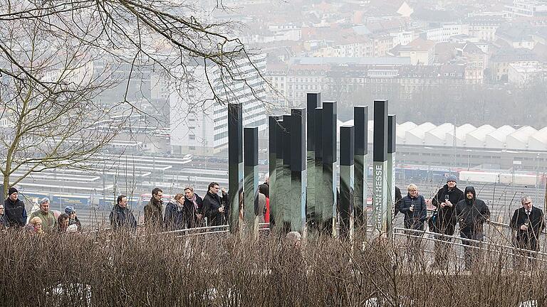 Besucher können vom neuen Literaturbalkon den Ausblick auf die Stadt genießen, die wie eine Modellandschaft zu Füßen liegt. Auf 13 Stelen werden Literaten gezeigt, die sich mit dem Frankenwein beschäftigt haben.