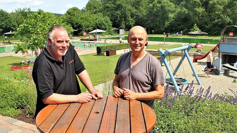 Sie haben gut Lachen, wenn die Sonne scheint: Karlheinz Gries (links) und Detlef Panzer sind zwei von fünf Betreibern des Schwimmbads in Ebrach.