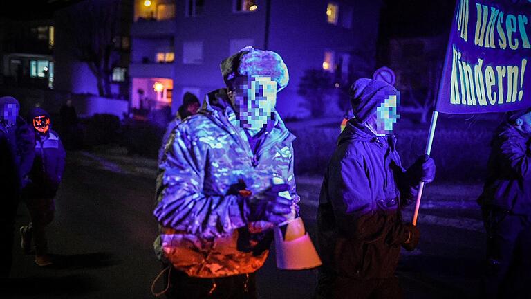 Offen Rechtsextreme nehmen zunehmend eine tragende Rolle bei den Corona-Protesten ein. Im Bild Mitglieder des 'Dritten Wegs' bei einer Corona-Demonstration im Landkreis Haßberge.