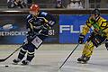 Dylan Hood (links) vom ERV Schweinfurt führt den Puck vor Kareem Hätinen vom EC Pfaffenhofen. Die Schweinfurter starteten mit einem Heimsieg und einer Auswärtsniederlage&nbsp;