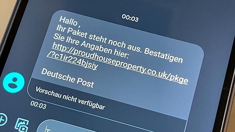 Eine betrügerische Textnachricht - Vorsicht bei verdächtigen Nachrichten: Rund um Black Friday und Weihnachten häufen sich Phishing-Mails und Fake-Angebote, die persönliche Daten stehlen oder zu Zahlungen in Fakeshops verleiten sollen. Eine betrügerische Textnachricht - Vorsicht bei verdächtigen Nachrichten: Rund um Black Friday und Weihnachten häufen sich Phishing-Mails und Fake-Angebote, die persönliche Daten stehlen oder zu Zahlungen in Fakeshops verleiten sollen.