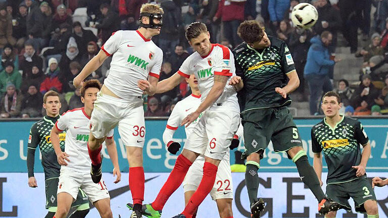 Kopfballtreffer - Augsburgs Martin Hinteregger (l) traf per Kopf. Foto: Stefan Puchner Kopfballtreffer - Augsburgs Martin Hinteregger (l) traf per Kopf. Foto: Stefan Puchner