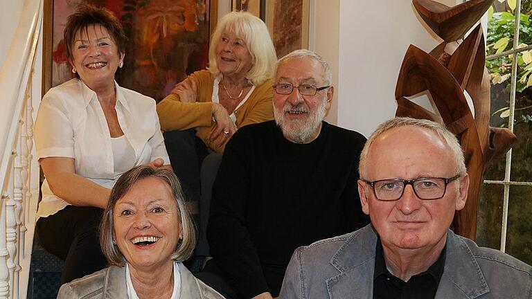 Gut 50 Exponate gibt es im Mainkunsthaus von Isa Wagner, Edith Fersch, Walter Bausenwein (hinten von links), Anita Tschirwitz und Jürgen Stäblein (vorne) zu besichtigen. Gut 50 Exponate gibt es im Mainkunsthaus von Isa Wagner, Edith Fersch, Walter Bausenwein (hinten von links), Anita Tschirwitz und Jürgen Stäblein (vorne) zu besichtigen.