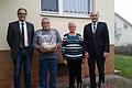 Als kleines Dankeschön für sein 17-jähriges Wirken als Wasserwart in Sondheim/Grabfeld erhielt Wilfried &bdquo;Willi&ldquo; Muhr einen Geschenkkorb von Bürgermeister Eberhard Streit und Ortssprecher und 3. Bürgermeister Frank Vetter überreicht. Mit im Bild Ehefrau Lieselotte, die ihren Mann nach Kräften unterstützt hat.