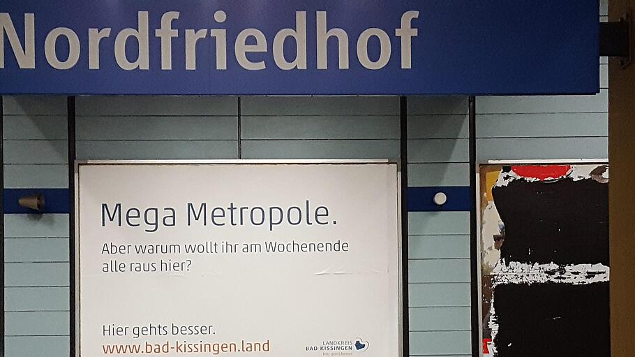 Nicht nur am Wochenende raus aus der Mega Metropole - mit solchen Plakaten trat der Landkreis Bad Kissingen in München und Frankfurt in Erscheinung. Foto: Hubert Zöller       -  Nicht nur am Wochenende raus aus der Mega Metropole - mit solchen Plakaten trat der Landkreis Bad Kissingen in München und Frankfurt in Erscheinung. Foto: Hubert Zöller