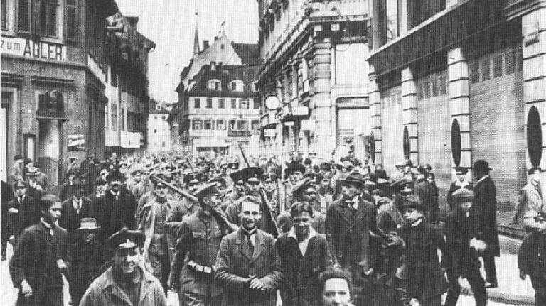 Da war die Räterevolution in Würzburg schon wieder vorbei: Nach der Einnahme der Residenz marschieren die Truppen am 9. April 1919 durch die Stadt in die Neunerkaserne. Da war die Räterevolution in Würzburg schon wieder vorbei: Nach der Einnahme der Residenz marschieren die Truppen am 9. April 1919 durch die Stadt in die Neunerkaserne.
