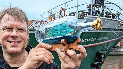 Buddelschiffbauer Matthias Schultz zeigt die Alexander von Humboldt I: einmal in der Flasche, dahinter das Original. Der Bremer präsentiert seine kleinen Kunstwerke im Henneberg-Museum von Münnerstadt. - Buddelschiffbauer Matthias Schultz zeigt die Alexander von Humboldt I: einmal in der Flasche, dahinter das Original. Der Bremer präsentiert seine kleinen Kunstwerke im Henneberg-Museum von Münnerstadt. Buddelschiffbauer Matthias Schultz zeigt die Alexander von Humboldt I: einmal in der Flasche, dahinter das Original. Der Bremer präsentiert seine kleinen Kunstwerke im Henneberg-Museum von Münnerstadt. - Buddelschiffbauer Matthias Schultz zeigt die Alexander von Humboldt I: einmal in der Flasche, dahinter das Original. Der Bremer präsentiert seine kleinen Kunstwerke im Henneberg-Museum von Münnerstadt.