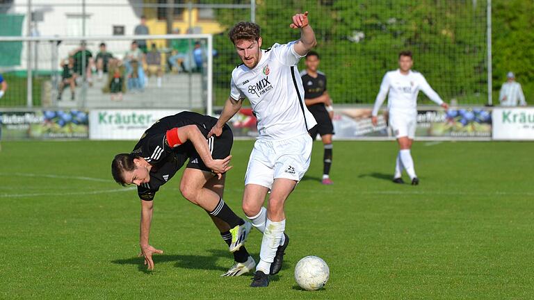 Florian Gutheil (rechts) vom TSV Abtswind behauptet sich gegen Kevin Hoffmann.